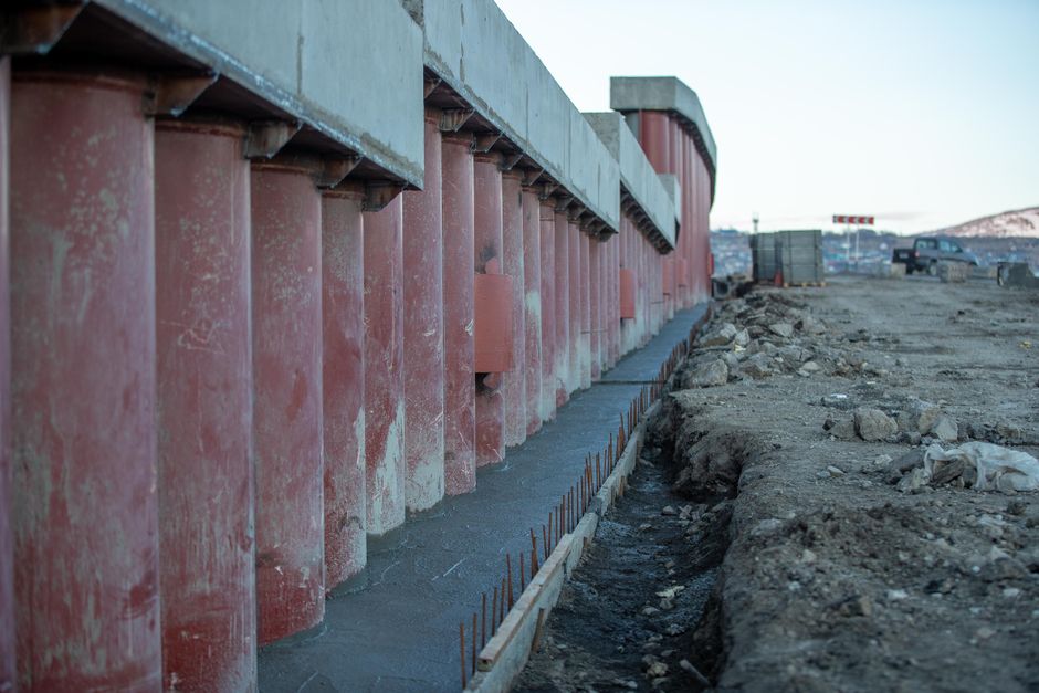 Trabalhadores de obras públicas com broca
