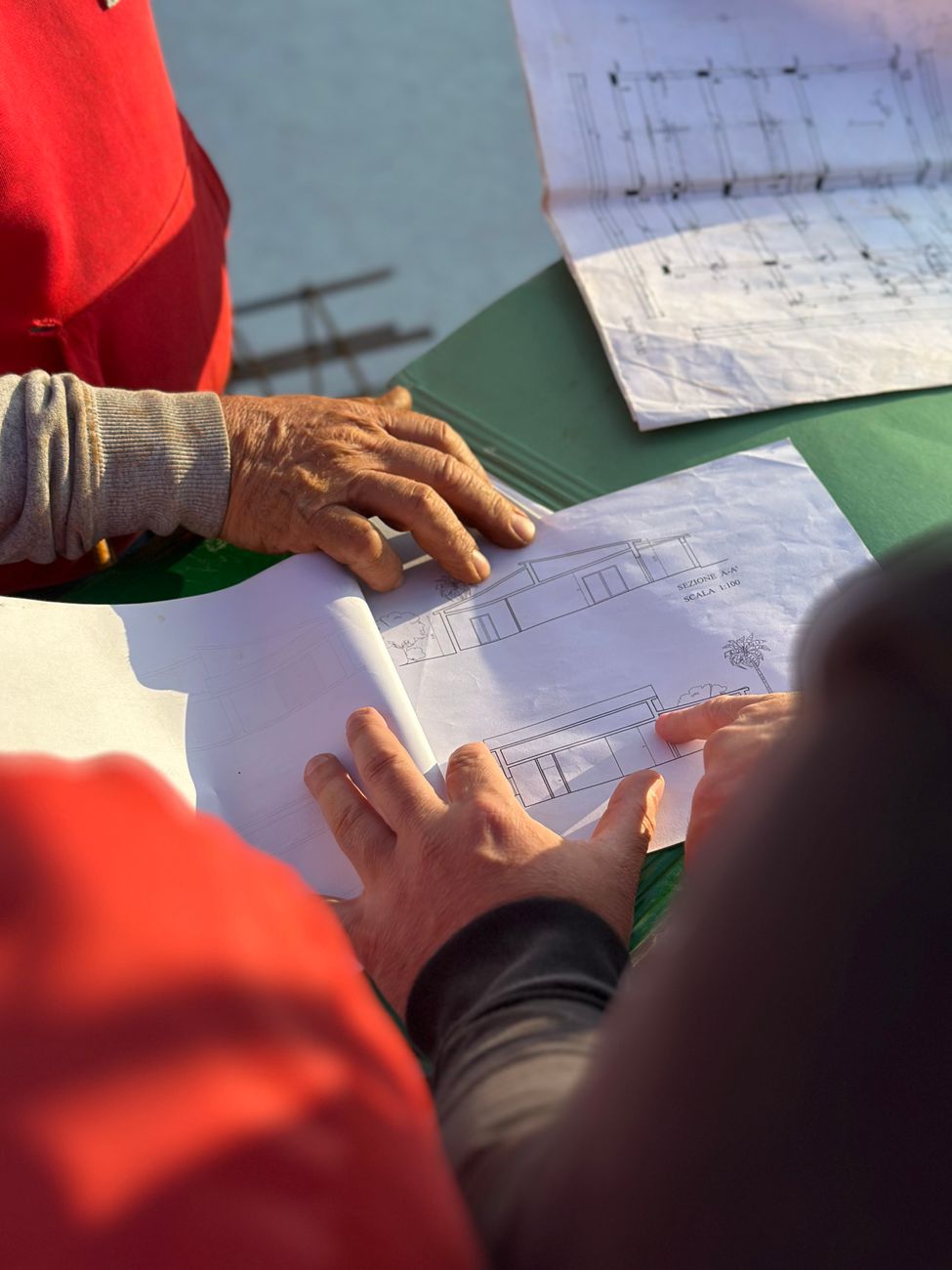 Engenheiros analisando o projeto no canteiro de obras